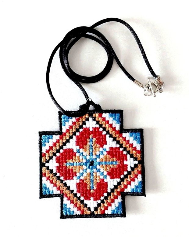 Colier Brodat cu Model Traditional
