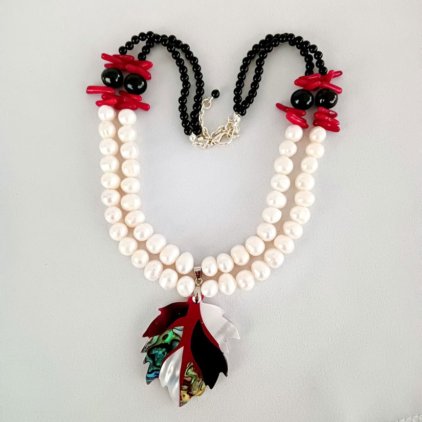 Colier din perle, coral,sidef si onix