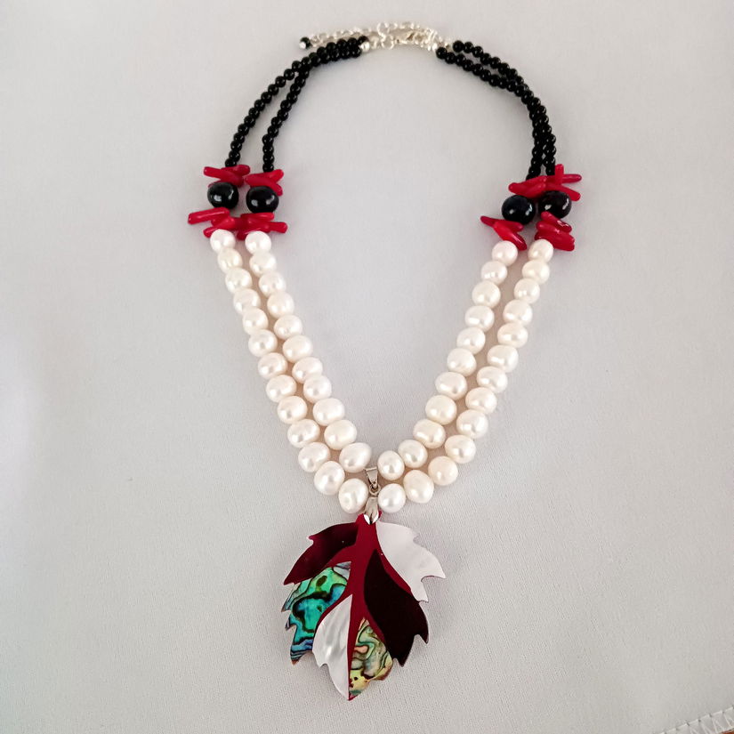 Colier din perle, coral,sidef si onix