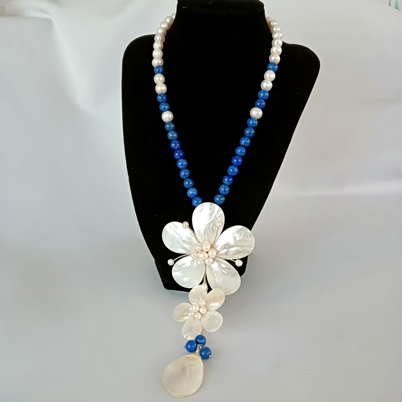 Colier din perle de cultura si lapis lazuli