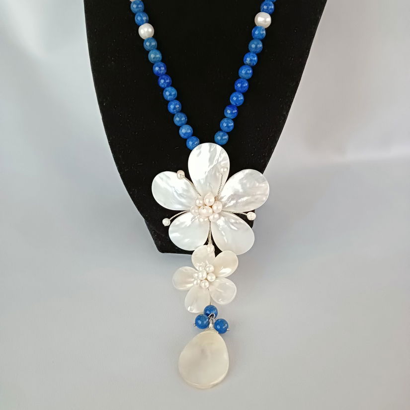 Colier din perle de cultura si lapis lazuli