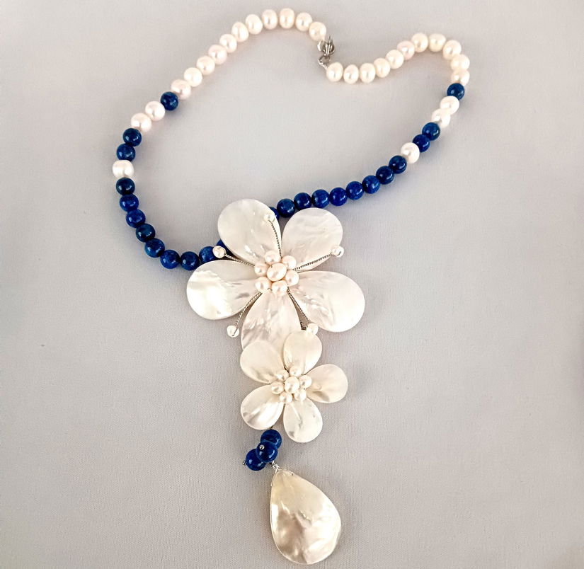 Colier din perle de cultura si lapis lazuli