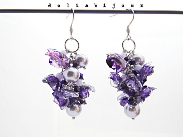 Cercei Statement Mov din Plastic Reciclat Flori Handmade cu Perle și Cristale, Bijuterii Eco Unicat (cod1357)