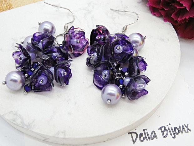 Cercei Statement Mov din Plastic Reciclat Flori Handmade cu Perle și Cristale, Bijuterii Eco Unicat (cod1357)