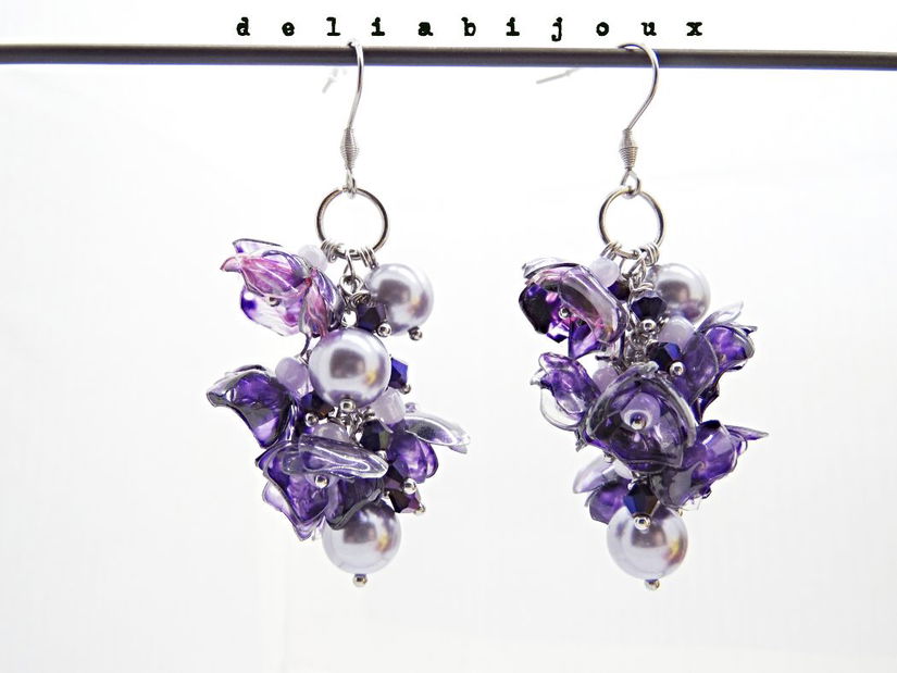 Cercei Statement Mov din Plastic Reciclat Flori Handmade cu Perle și Cristale, Bijuterii Eco Unicat (cod1357)