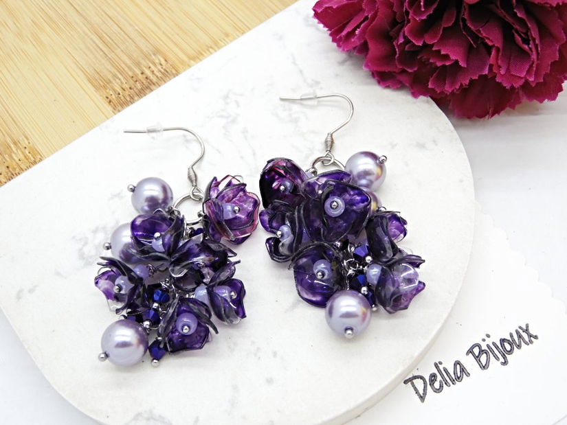 Cercei Statement Mov din Plastic Reciclat Flori Handmade cu Perle și Cristale, Bijuterii Eco Unicat (cod1357)