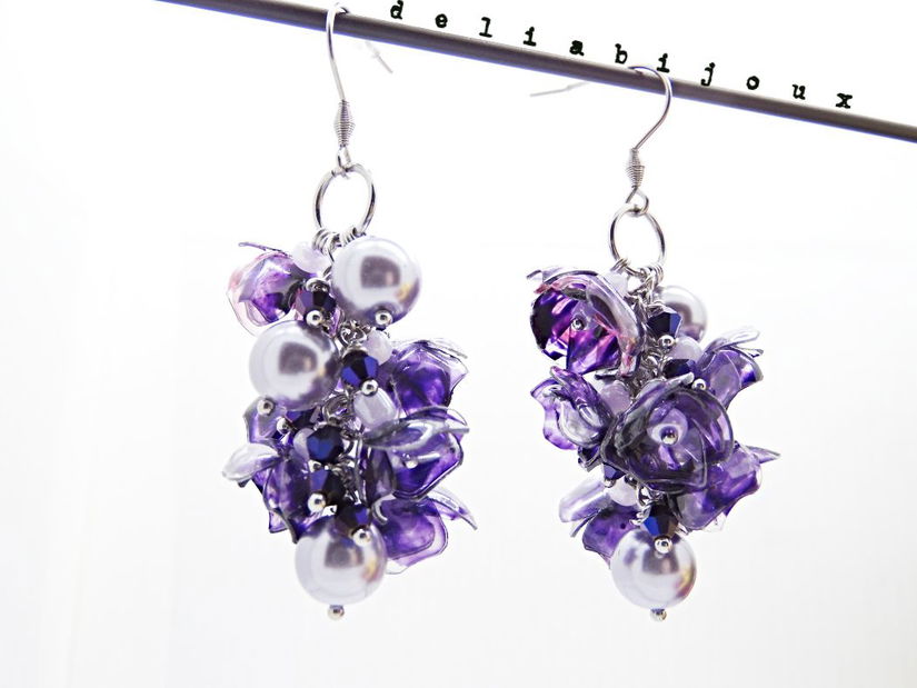 Cercei Statement Mov din Plastic Reciclat Flori Handmade cu Perle și Cristale, Bijuterii Eco Unicat (cod1357)