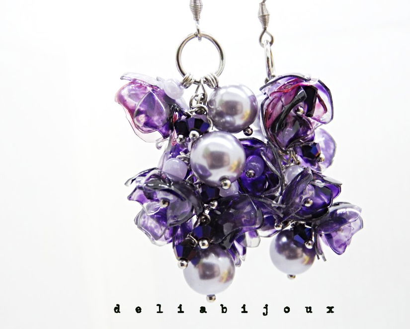 Cercei Statement Mov din Plastic Reciclat Flori Handmade cu Perle și Cristale, Bijuterii Eco Unicat (cod1357)