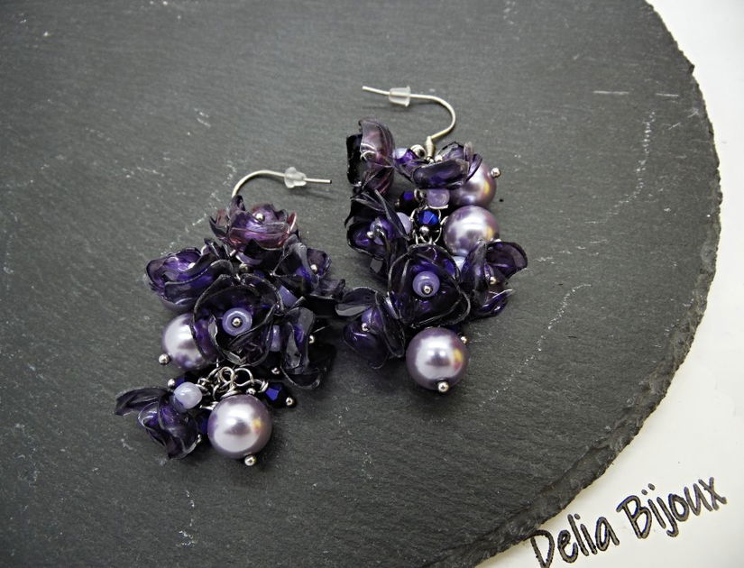 Cercei Statement Mov din Plastic Reciclat Flori Handmade cu Perle și Cristale, Bijuterii Eco Unicat (cod1357)
