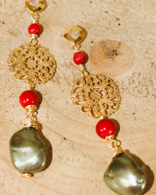 Cercei handmade din sarma,coral si margele din scoica