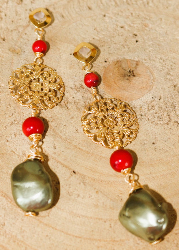 Cercei handmade din sarma,coral si margele din scoica