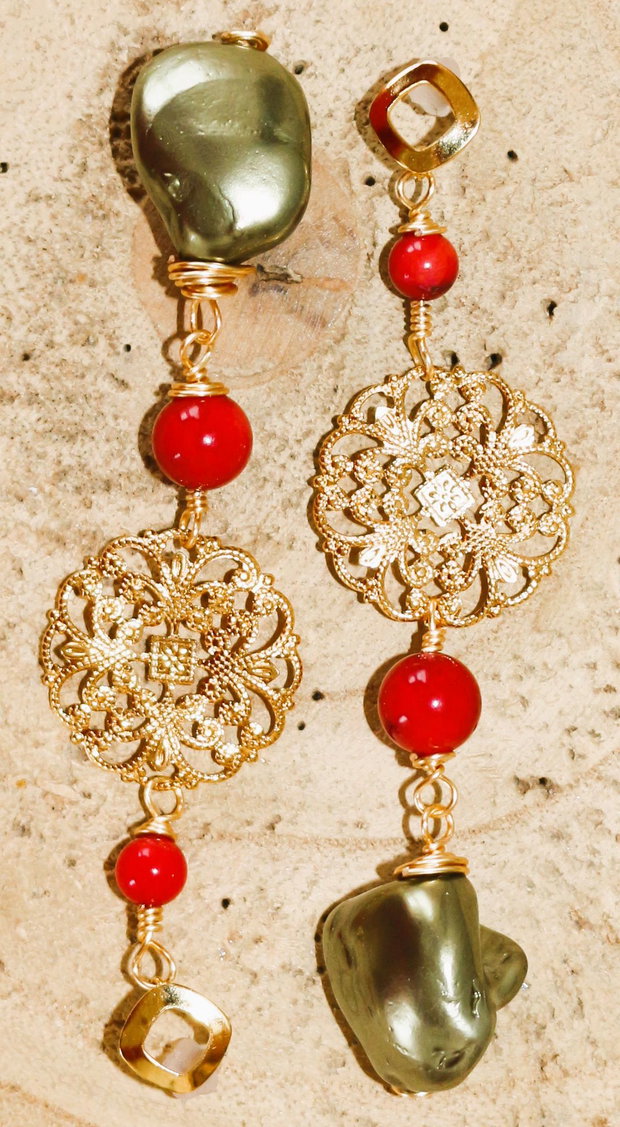 Cercei handmade din sarma,coral si margele din scoica