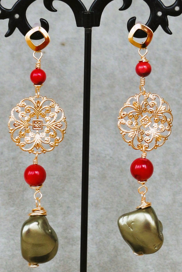 Cercei handmade din sarma,coral si margele din scoica