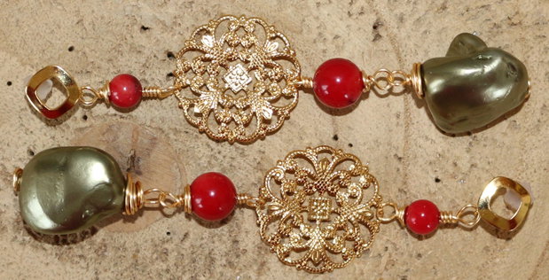 Cercei handmade din sarma,coral si margele din scoica
