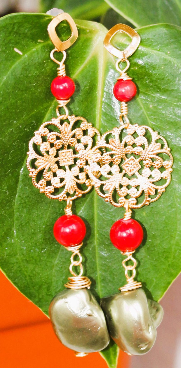 Cercei handmade din sarma,coral si margele din scoica