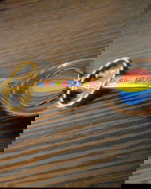 4   brelocuri diverse, suveniruri noi