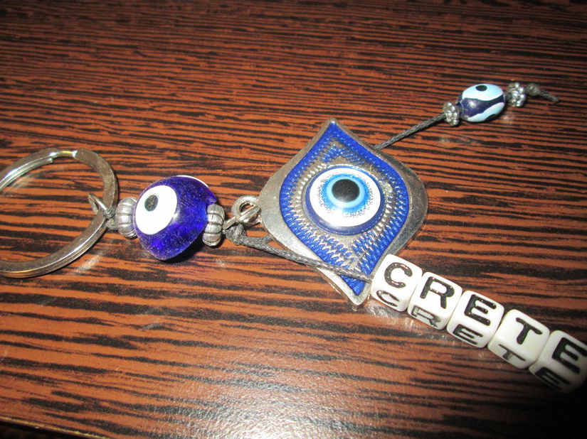 4   brelocuri diverse, suveniruri noi