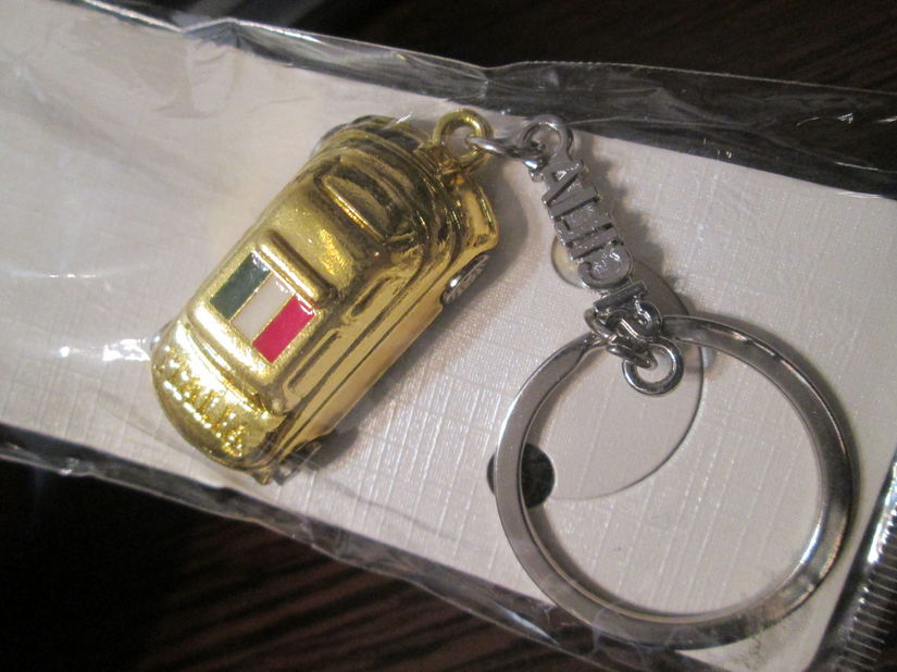 4   brelocuri diverse, suveniruri noi