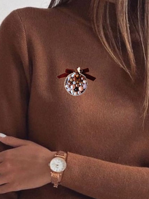 Brosa eleganta glob de Crăciun handmade cu pietre semiprețioase onix, jad, unakit, cameol, cu mesaj pe verso, bijuterie unicat
