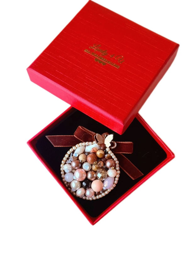 Brosa eleganta glob de Crăciun handmade cu pietre semiprețioase onix, jad, unakit, cameol, cu mesaj pe verso, bijuterie unicat