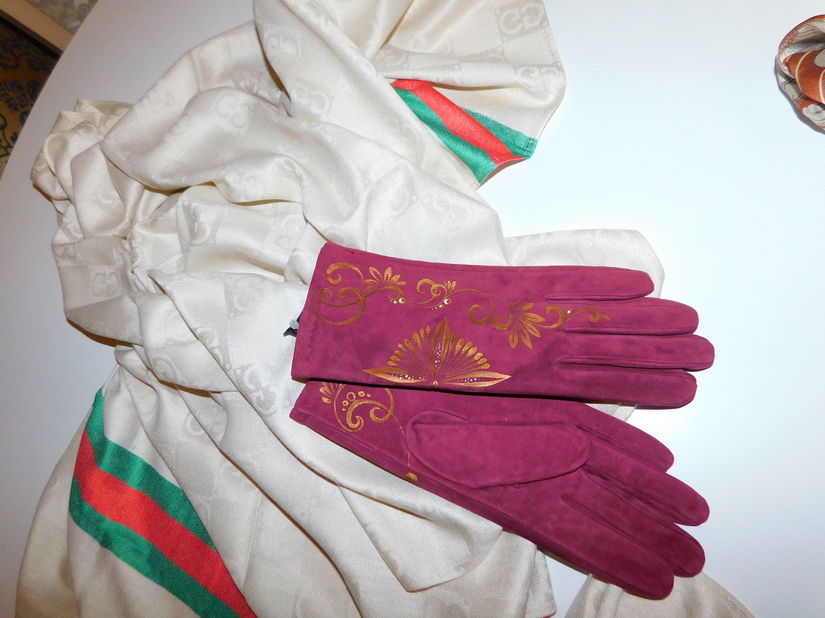 Esarfa noua,  deosebita ,  casmir cu matase naturala , manusi noi nubuk , pictate manual