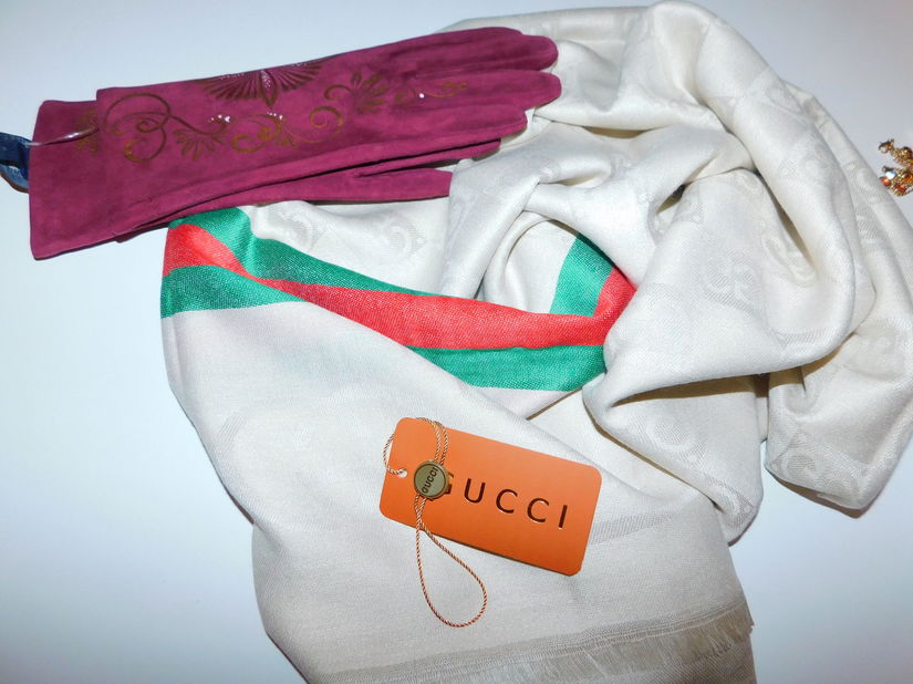 Esarfa noua,  deosebita ,  casmir cu matase naturala , manusi noi nubuk , pictate manual