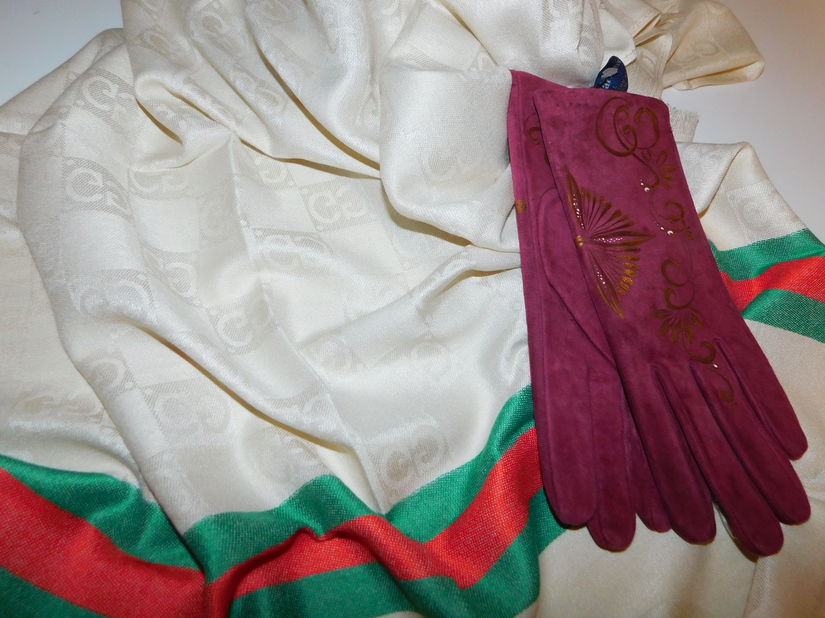 Esarfa noua,  deosebita ,  casmir cu matase naturala , manusi noi nubuk , pictate manual