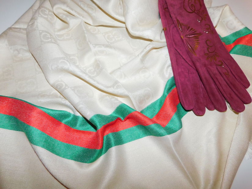 Esarfa noua,  deosebita ,  casmir cu matase naturala , manusi noi nubuk , pictate manual