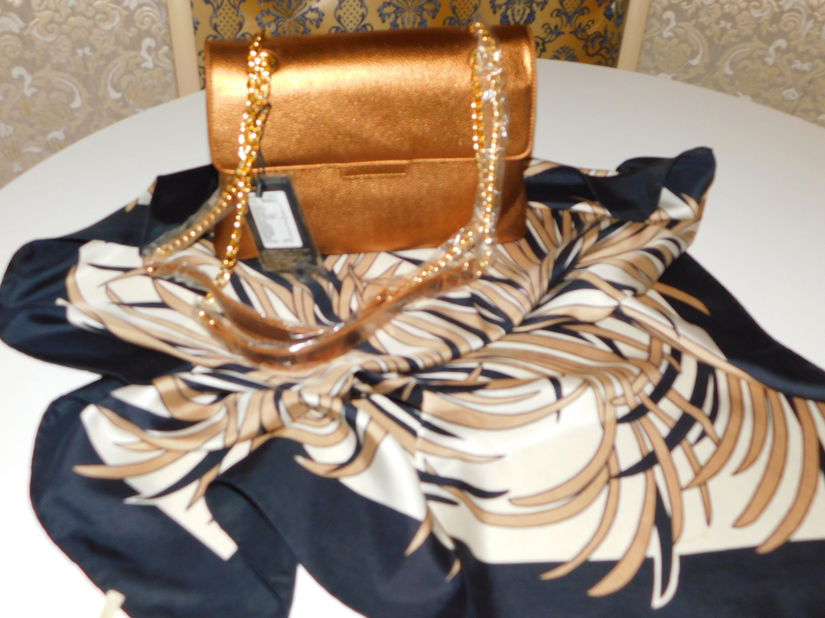 Geanta noua Italia,  etichete atasate, deosebita, esarfa matase naturala  cadou