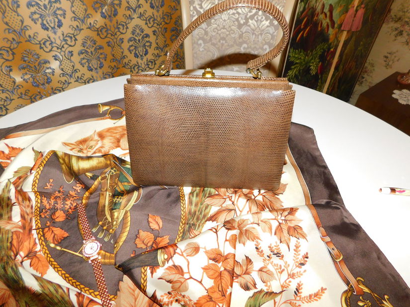 Poseta vintage Franta , sopirla , autentic   vintage,  esarfa designer  si  ceas nou elegant , cadou