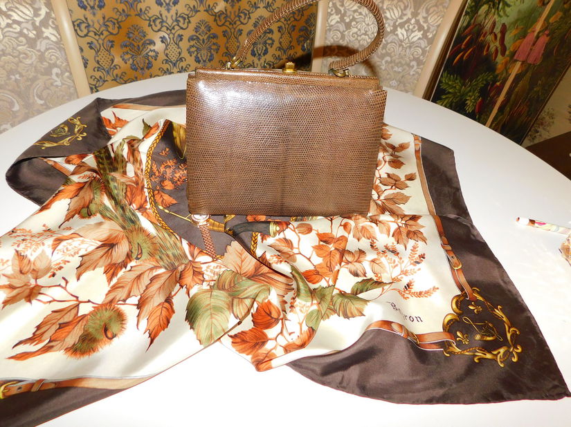 Poseta vintage Franta , sopirla , autentic   vintage,  esarfa designer  si  ceas nou elegant , cadou