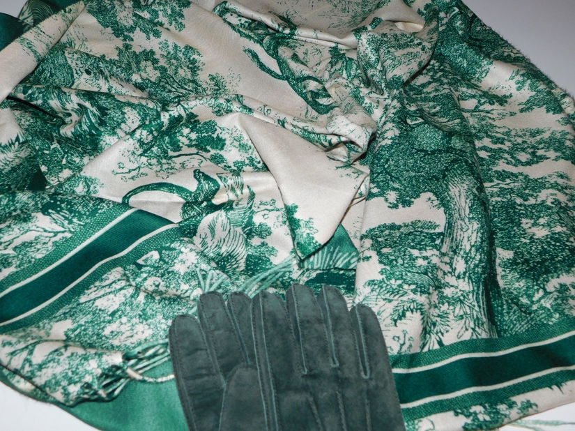 Esarfa noua viscoza  cu lina ,  2 fete , 2  modele diferite, manusi noi  piele  naturala