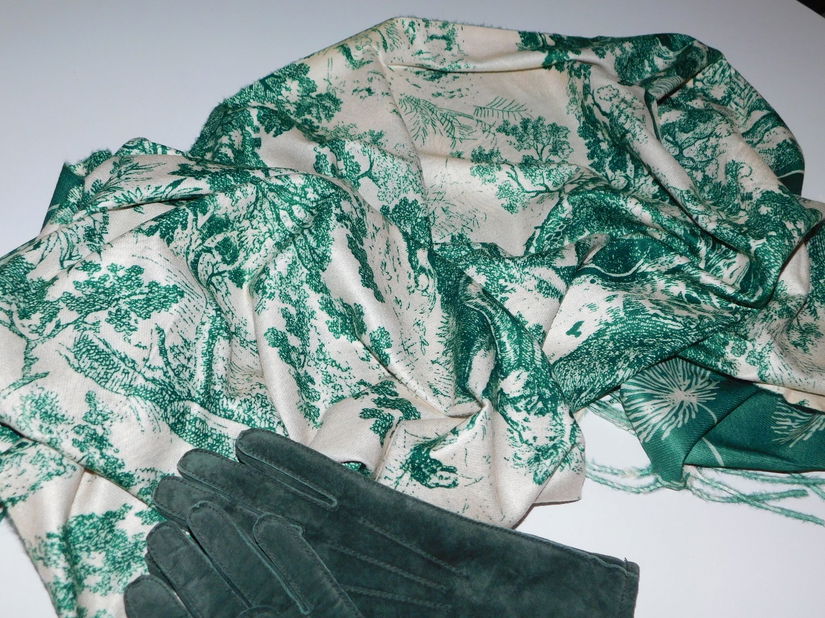 Esarfa noua viscoza  cu lina ,  2 fete , 2  modele diferite, manusi noi  piele  naturala