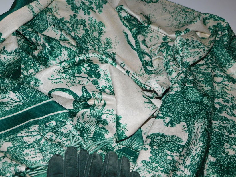 Esarfa noua viscoza  cu lina ,  2 fete , 2  modele diferite, manusi noi  piele  naturala