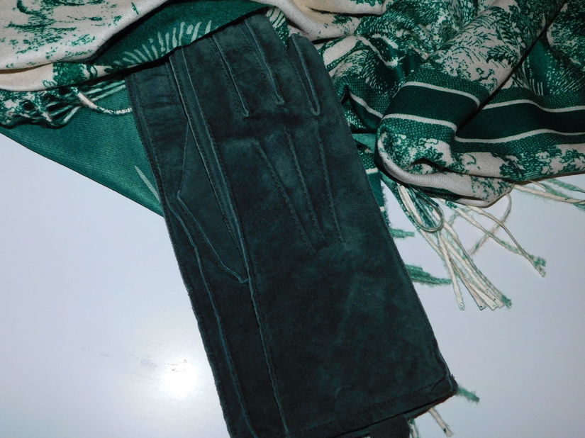 Esarfa noua viscoza  cu lina ,  2 fete , 2  modele diferite, manusi noi  piele  naturala