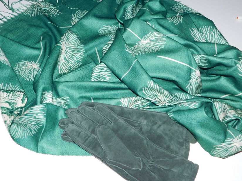 Esarfa noua viscoza  cu lina ,  2 fete , 2  modele diferite, manusi noi  piele  naturala