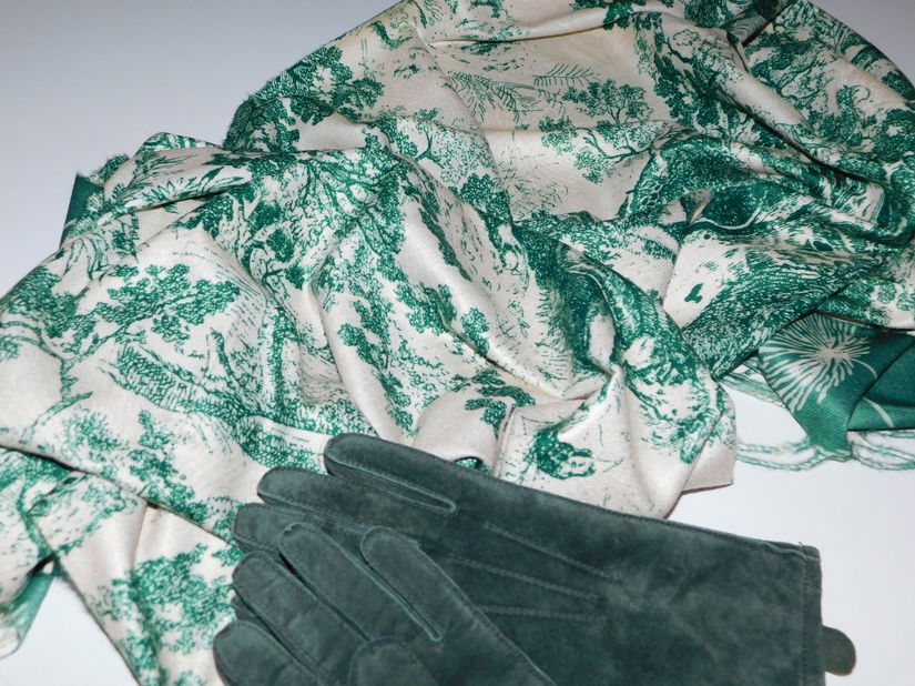 Esarfa noua viscoza  cu lina ,  2 fete , 2  modele diferite, manusi noi  piele  naturala