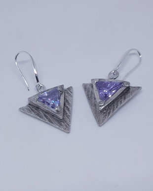 Cercei unicat, triunghiulari, din argint pur cu cristale cubic zirconia triunghiulare mov
