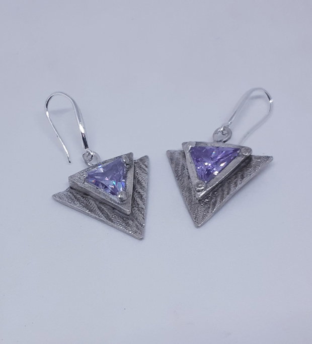 Cercei unicat, triunghiulari, din argint pur cu cristale cubic zirconia triunghiulare mov