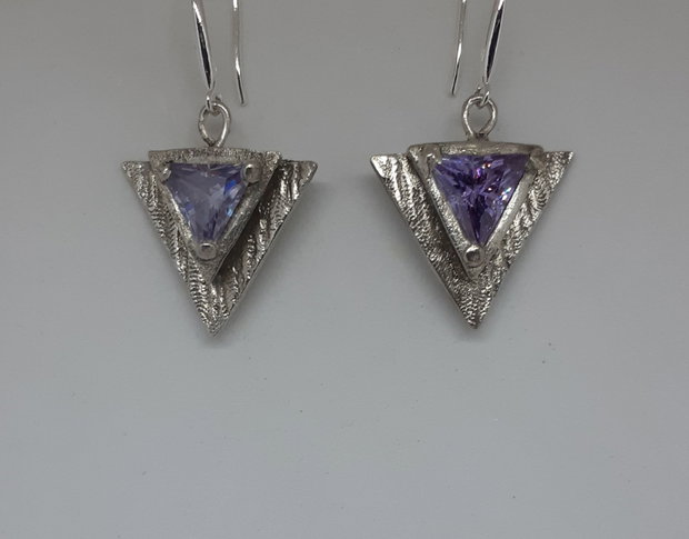 Cercei unicat, triunghiulari, din argint pur cu cristale cubic zirconia triunghiulare mov