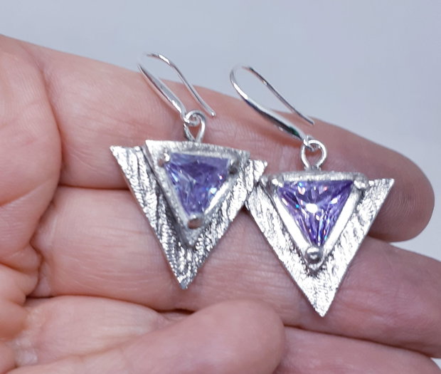 Cercei unicat, triunghiulari, din argint pur cu cristale cubic zirconia triunghiulare mov
