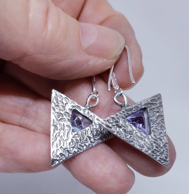 Cercei unicat, triunghiulari, din argint pur cu cristale cubic zirconia triunghiulare mov