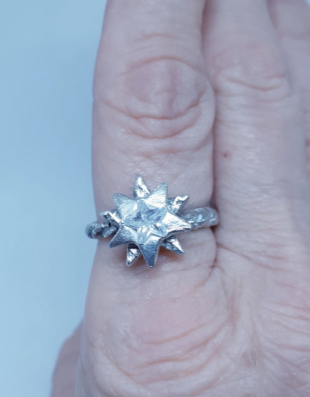Inel unicat din argint pur, cu banda rasucita si steaua nordului incluzand in cristal cubic zirconia stea transparent