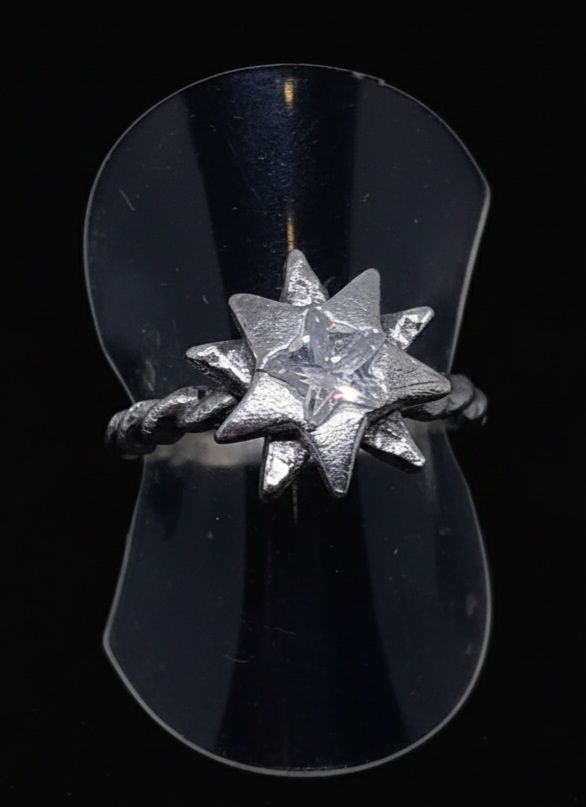 Inel unicat din argint pur, cu banda rasucita si steaua nordului incluzand in cristal cubic zirconia stea transparent