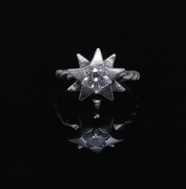 Inel unicat din argint pur, cu banda rasucita si steaua nordului incluzand in cristal cubic zirconia stea transparent