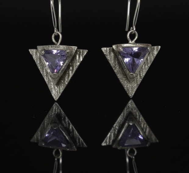 Cercei unicat, triunghiulari, din argint pur cu cristale cubic zirconia triunghiulare mov