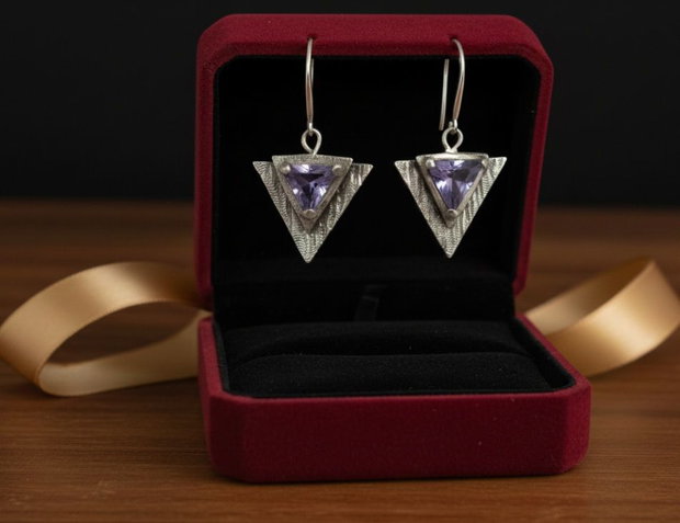 Cercei unicat, triunghiulari, din argint pur cu cristale cubic zirconia triunghiulare mov