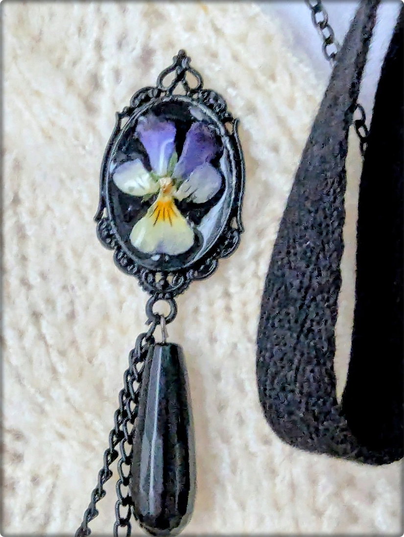 Brosa dublă cu panseluțe naturale și lanțuri negre, bijuterie statement lucrată manual