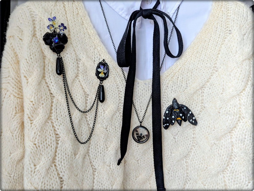 Brosa dublă cu panseluțe naturale și lanțuri negre, bijuterie statement lucrată manual