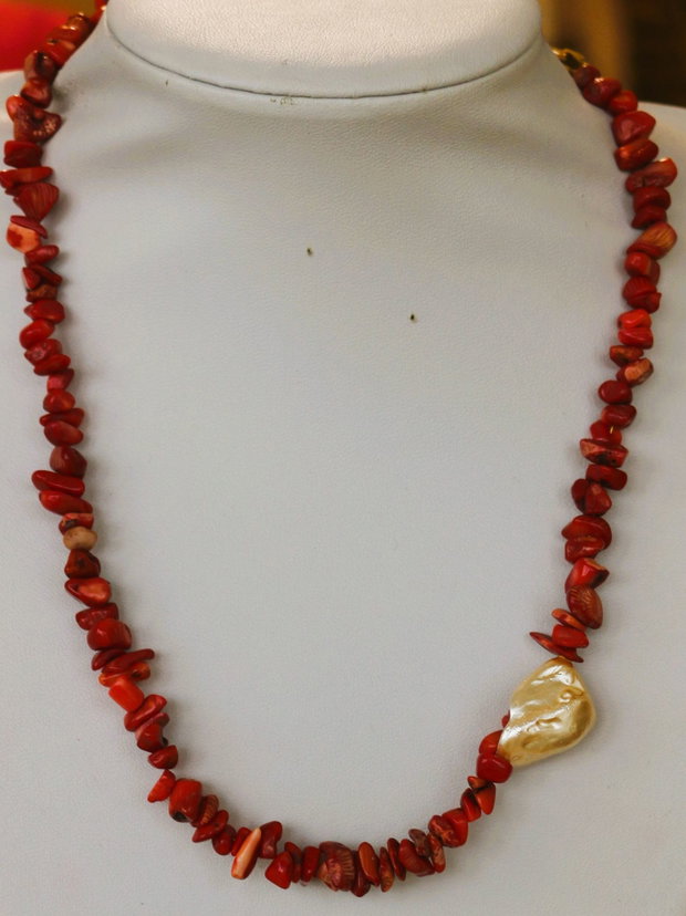 Colier handmade din cipsuri din coral si o margea din scoica